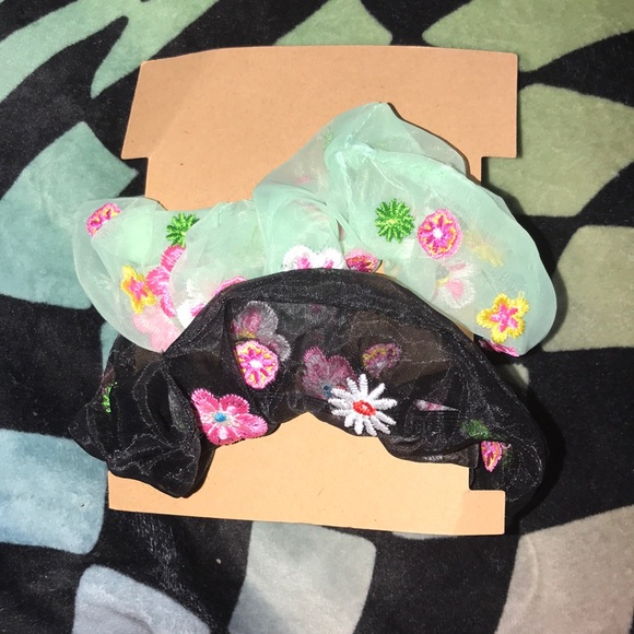🌸💜🆕BNIP! NEVER WORN!Trixie Cosmetics RARE!SO!HARD TO GET!Scrunchies Set!💐🌻 - Picture 3 of 6
